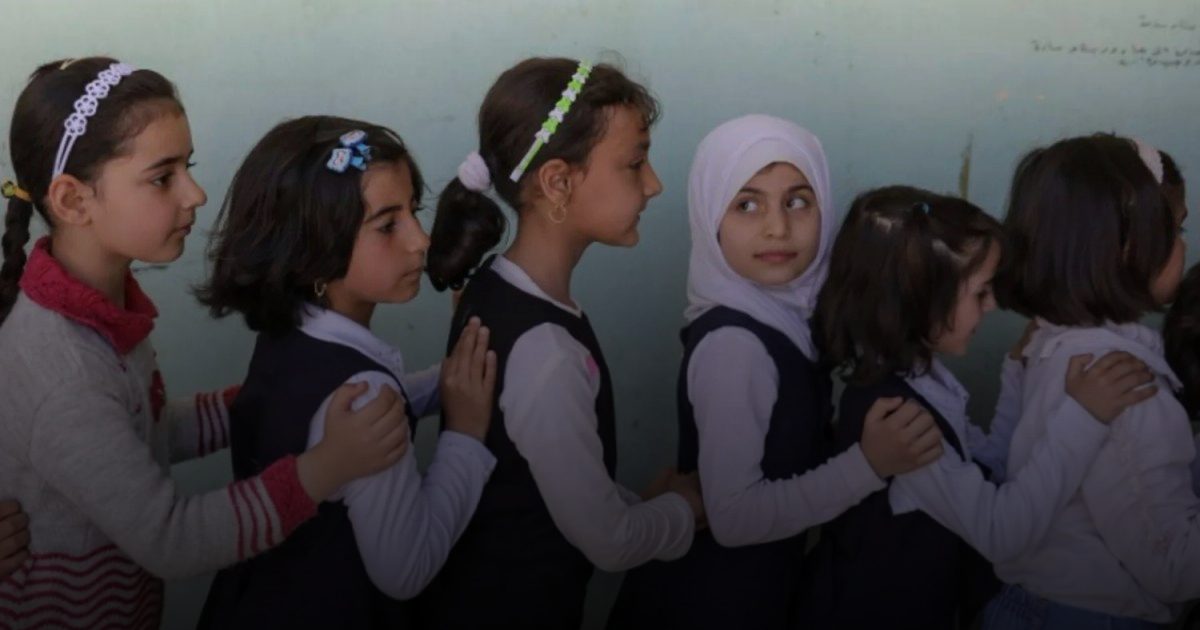 دراسة تحذر: السكاكر وشطائر الهوت دوغ واللانشون من مسببات البلوغ المبكر عند الفتيات