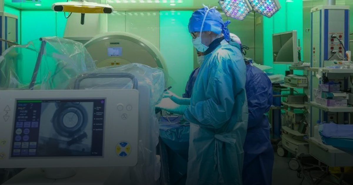 "التخصصي" يزرع أول جهاز ذكي داخل الدماغ لتحسين التحكم بالأمراض العصبية