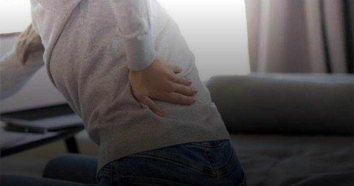 منها آلام أسفل الظهر.. هذه أعراض حصوات الكلى