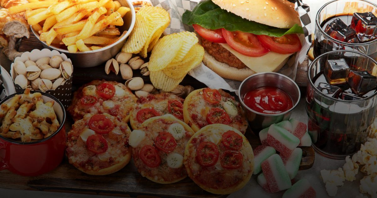 الأطعمة فائقة المعالجة تزيد خطر أورام القولون لدى الشابات بنسبة 45%