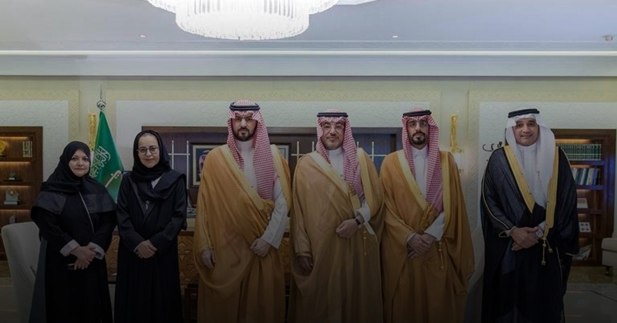 نائب أمير الشرقية يستقبل رئيس وأعضاء جمعية السرطان السعودية بالمنطقة