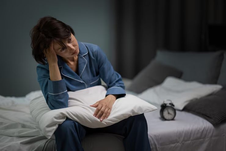 التغيرات الهرمونية تُضعف نوم النساء خلال انقطاع الطمث