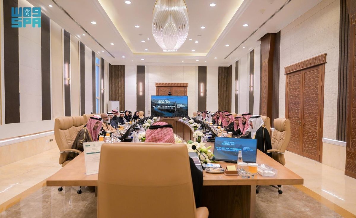 أمير منطقة الباحة يجتمع بوفد مستثمري مشروع "جبل النور المدينة الطبية الجامعية بالباحة "