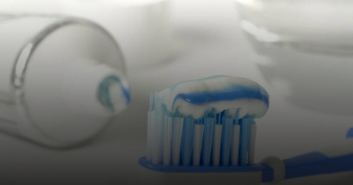 لتنظيف الأسنان.. الفرشاة المبللة الأفضل