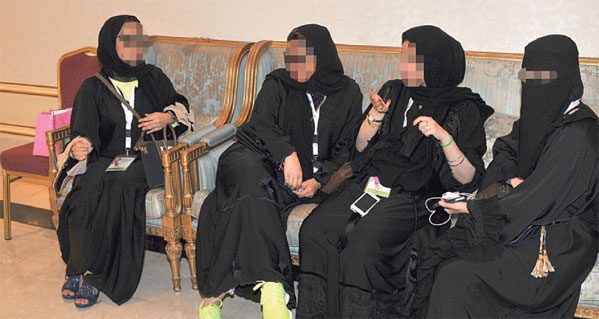 ضوء الهواتف يخل بتوازن الهرمونات: النساء الأكثر تأثراً