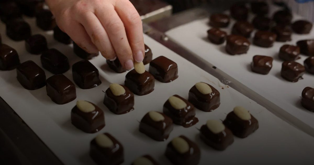 هل الشوكولاتة بريئة من السكري؟ دراسة تفصّل الأسباب