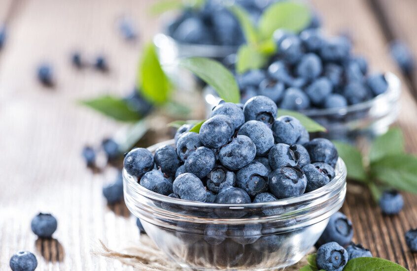 التوت الأسود: السلاح الغذائي الخفي لتعزيز صحة الدماغ والعظام