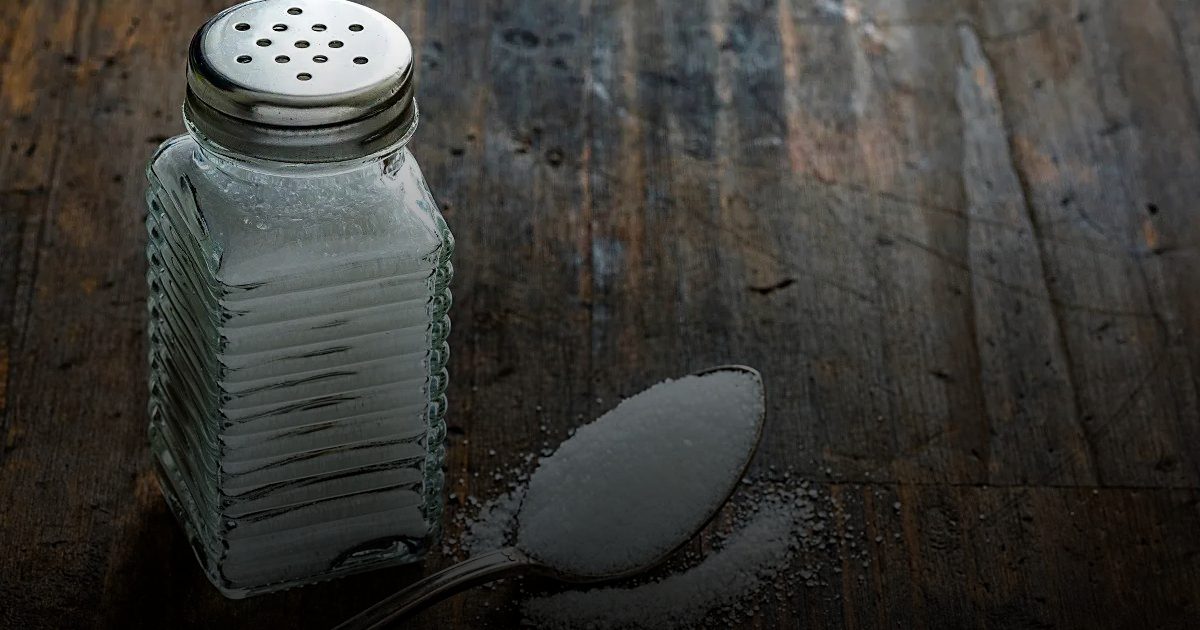 استشاري كلى يحذر: تقليل الملح أكثر من اللازم يرفع الضغط