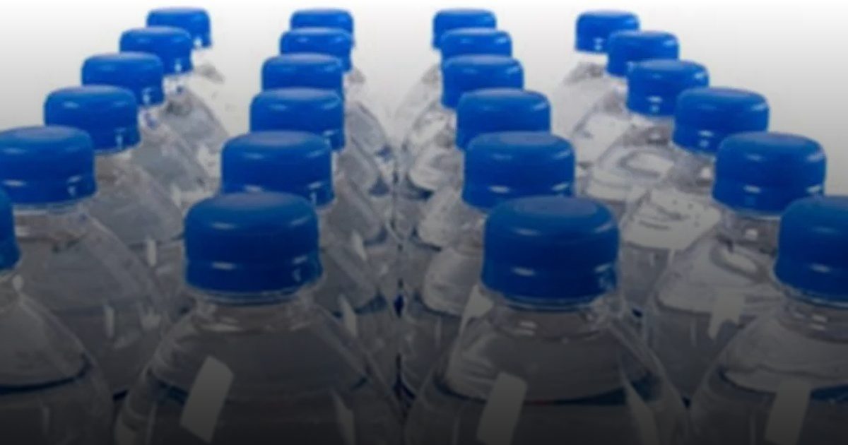 الغذاء والدواء: مياه الشرب المعبأة آمنة بشرط مطابقة العبوات البلاستيكية للمواصفات القياسية