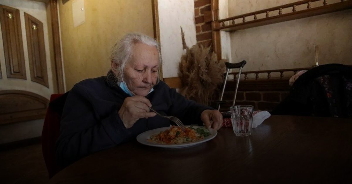 دراسة دولية تحذر: تناول كبار السن الطعام بمفردهم يهدد صحتهم