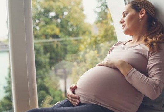 الأمومة بعد الأربعين: تحديات بيولوجية وابتكارات طبية حديثة