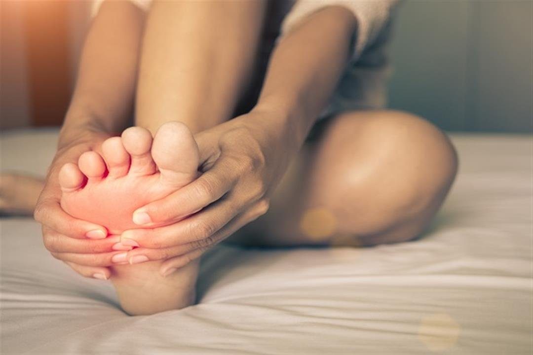 «سخونة القدمين».. من  الأسباب الغدة الدرقية والسكري