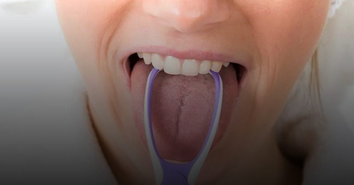 "كشط" اللسان قد يؤدي إلى مخاطر صحية على القلب وضغط الدم