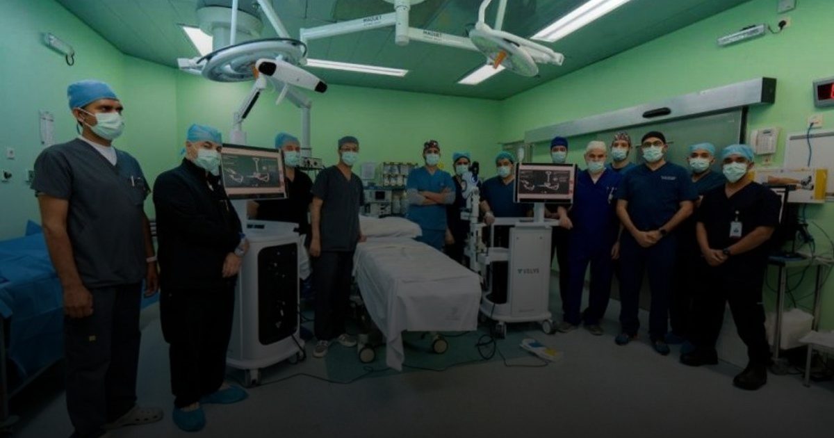 مستشفى قوى الأمن بالرياض يُجري عملية نوعية لاستبدال مفصل الركبة بتقنية الروبوت الجراحي