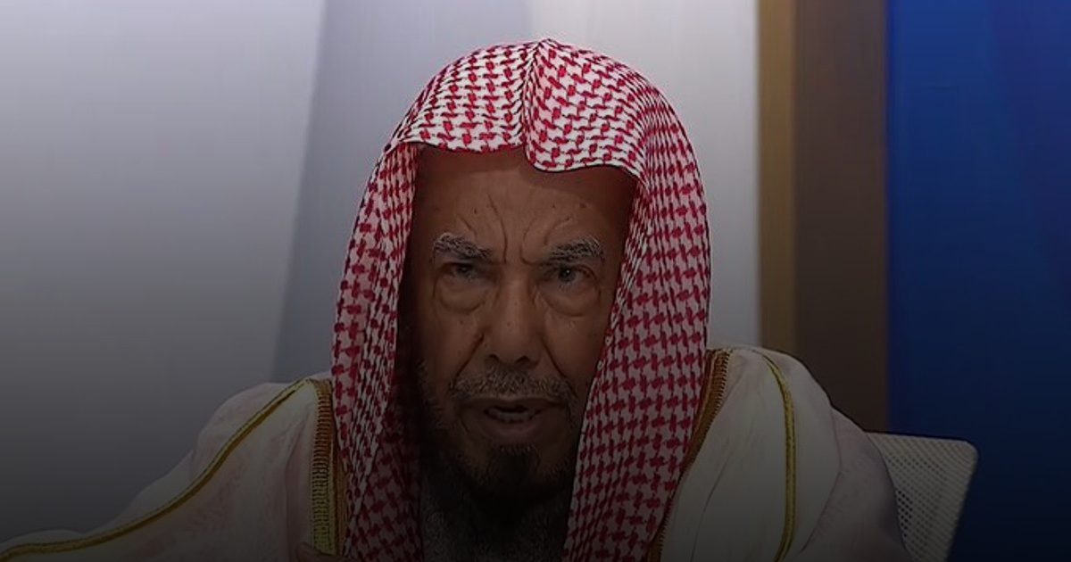 الشيخ المطلق: يجوز الصلاة في المنزل لمن يعاني من الزكام وكثرة العطاس