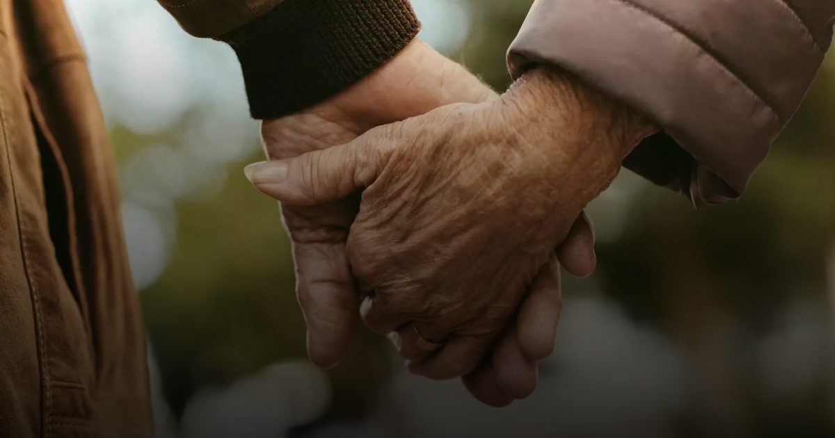 دراسة: إنجاب الرجل في سن متقدم يزيد احتمال الطفرات الوراثية في الحيوانات المنوية