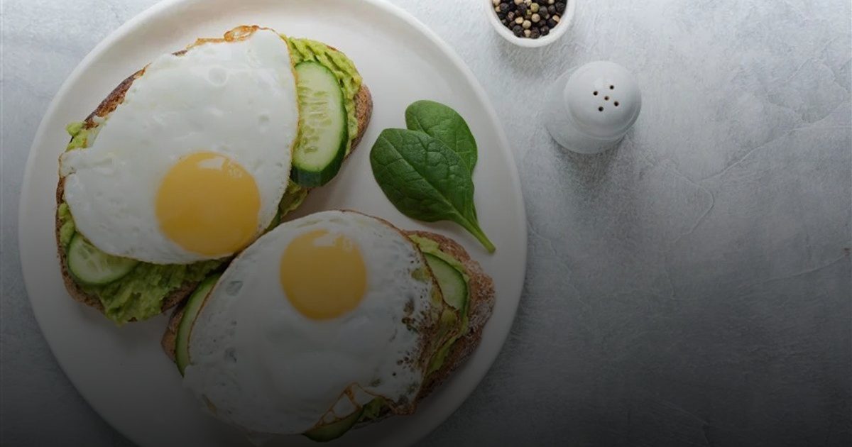 تناول بيضتين يومياً لا يزيد الكوليسترول الضار