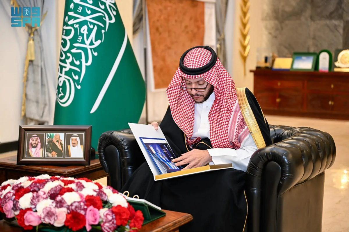 الأمير سعود بن نهار يستعرض إنجازات تجمع الطائف الصحي