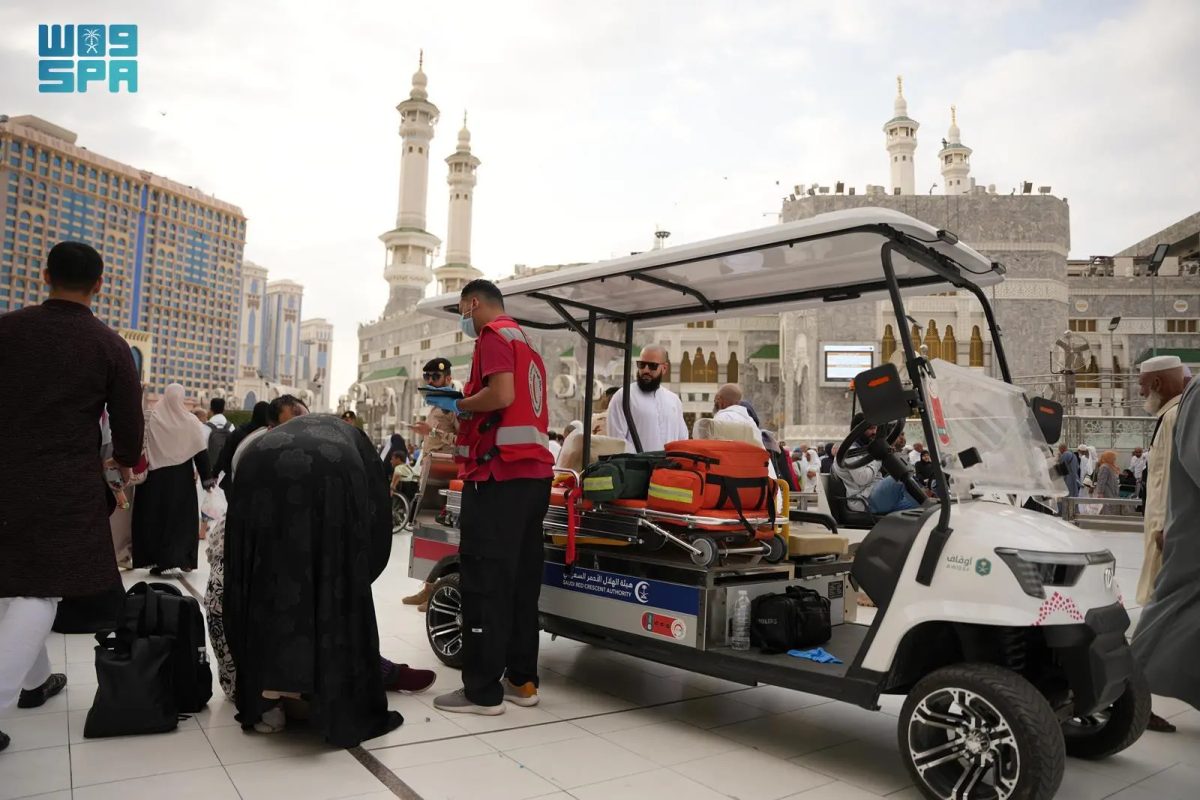 الفِرق الإسعافية بهيئة الهلال الأحمر بمكة المكرمة تعيد النبض لمعتمر جزائري