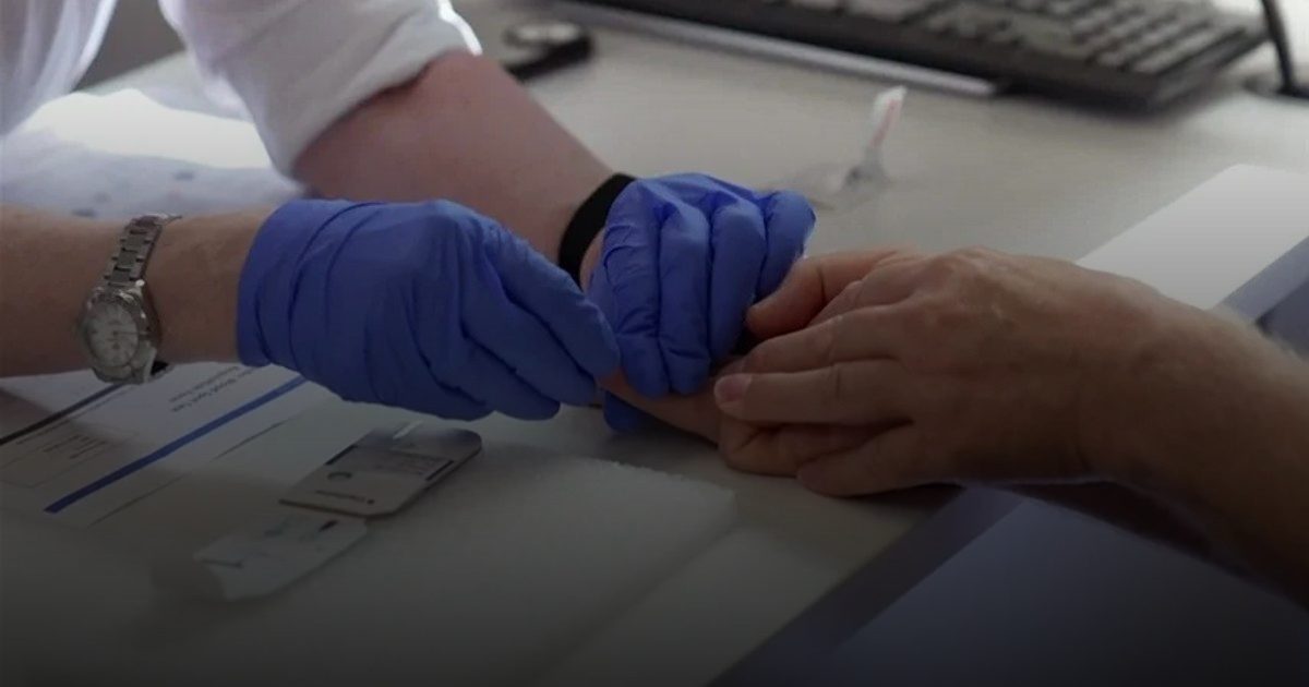 وخزة إصبع تكشف مخاطر مرض الزهايمر مبكراً