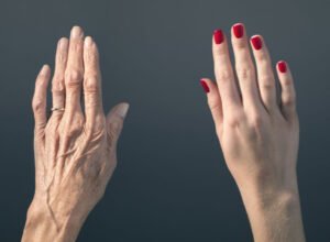 دراسة تكشف عن ذروتين رئيسيتين للشيخوخة: منتصف الأربعينيات وبداية الستينيات