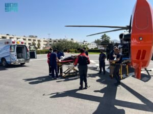 الإسعاف الجوي بالهلال الأحمر بنجران ينقل مصابًا في حادث انقلاب بمركز سلطانة