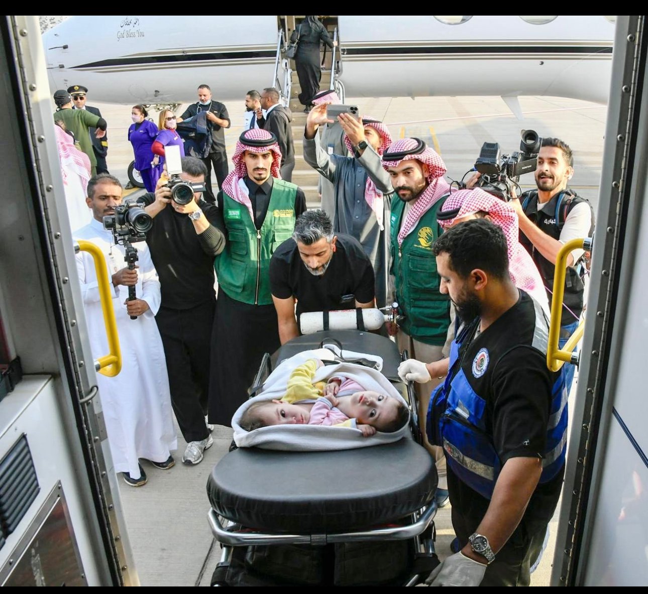 إنفاذًا لتوجيهات خادم الحرمين الشريفين وسمو ولي العهد.. وصول التوأم الملتصق السوري “سيلين وإيلين” إلى الرياض 