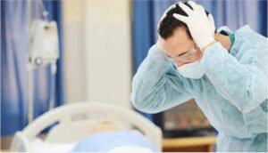 محكمة مصرية تُدين طبيبًا بالإهمال الطبي لتسببه في وفاة مريضة