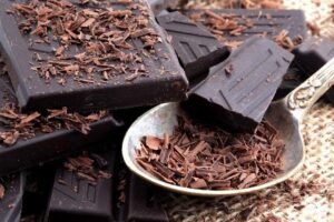 الشوكولاتة الداكنة تؤدي إلى اضطرابات النوم والعصبية وتخفض الكولسترول