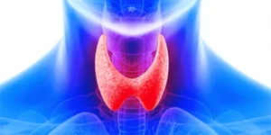 تساقط الشعر وبحة الصوت علامات على إصابتك بالغدة الدرقية