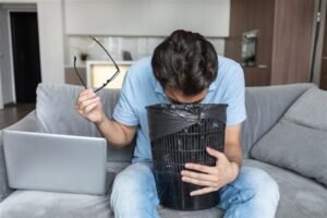 أسباب القيء والغثيان .. منها التهابات المعدة والأمعاء والتسمم