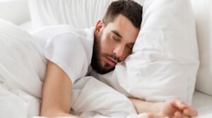 النوم العميق يزيل النفايات والبروتينات السامة من المخ