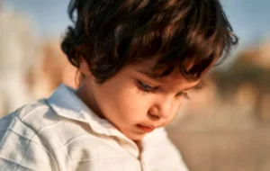 طفل يصاب بعمى دائم.. بسبب   نقص حاد في فيتامين “A” واعتماده على ” الناجتس”