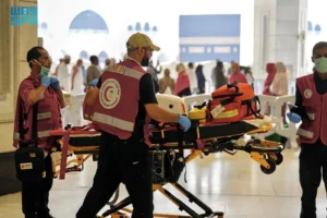 الفرق الإسعافية والتطوعية بهيئة الهلال الأحمر في الحرم المكي تعيد النبض لمعتمر باكستاني