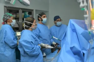 الشهراني يقود فريقه الطبي إلى إنجاز طبي في جراحات الأورام