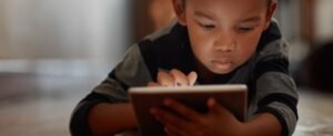التلفزيون والهواتف الذكية والأجهزة الإلكترونية  يقللون مهارات الأطفال اللغوية