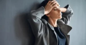 عالم ألماني: لمسك لوجهك بهذه الطريقة يقلل التوتر