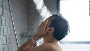 إشارات تحذيرية للزهايمر .. منها فقدان الشم أثناء الاستحمام