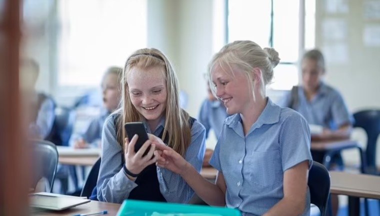 إعداد بسيط في هاتفك قد يجعلك تبدو أصغر بـ10 سنوات 