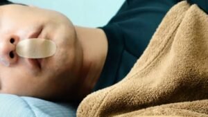 هل لصق الفم أثناء النوم يحسن التنفس؟.. تجربة مثيرة تكشف النتيجة