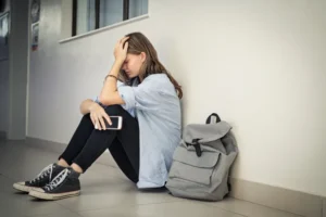 لماذا تعاني المراهقات الاكتئاب أكثر من الفتيان؟