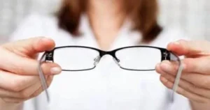 8 فيتامينات ومعادن تحمى عينيك من تأثير الجلوس أمام الشاشات