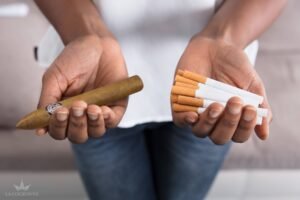 منها التدخين والكحول .. عادات سيئة يظهر أثرها الصحي في منتصف الثلاثين