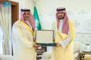 الأمير سعود بن بندر يستمع لشرح لمحتوى التقرير السنوي لفرع وزارة الصحة بالمنطقة الشرقية لعام 2024