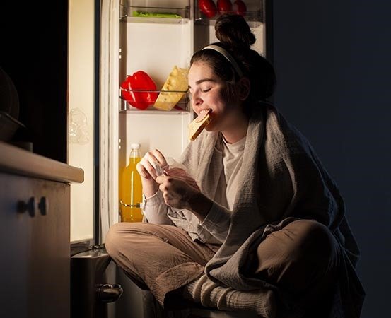 كيف تُكبح الرغبة في الطعام في الليل؟ 