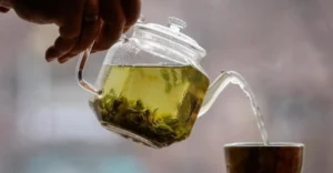 مشروبات ترطب الجسم والشاي الأخضر يدعم وظائف الدماغ ويقلل الالتهابات العصبية