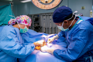 “التخصصي” يعالج انسداد الشرايين الطرفية بتقنية مبتكرة تعيد تدفق الدم دون جراحة