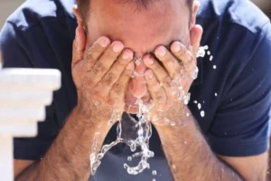 أضرار خطيرة لعدم غسل الوجه قبل النوم