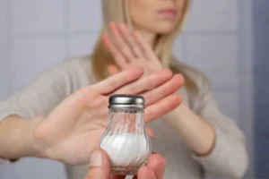 الإفراط في ملح الطعام يزيد من خطر سمنة البطن