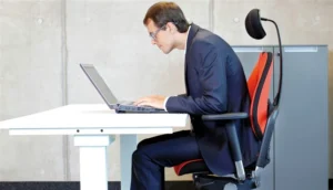 دراسة تكشف.. الجلوس الطويل قد يسرع شيخوخة الدماغ